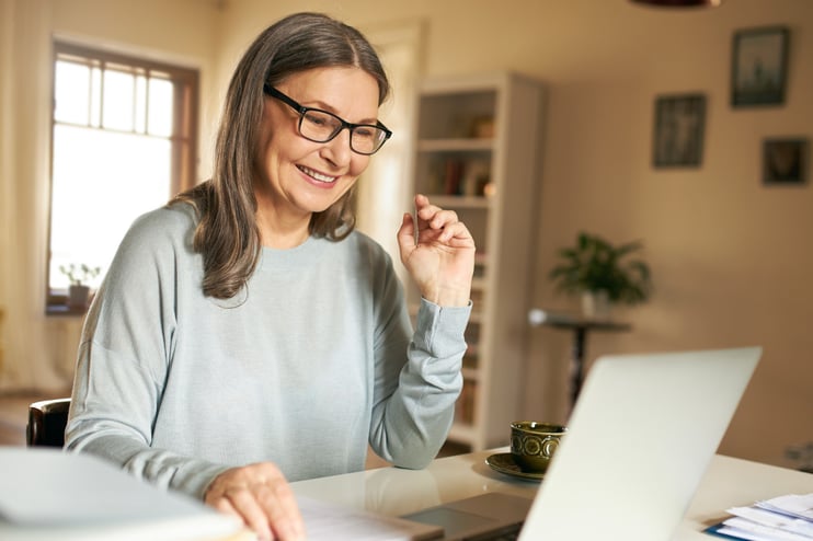 Mujer adulta estudiando