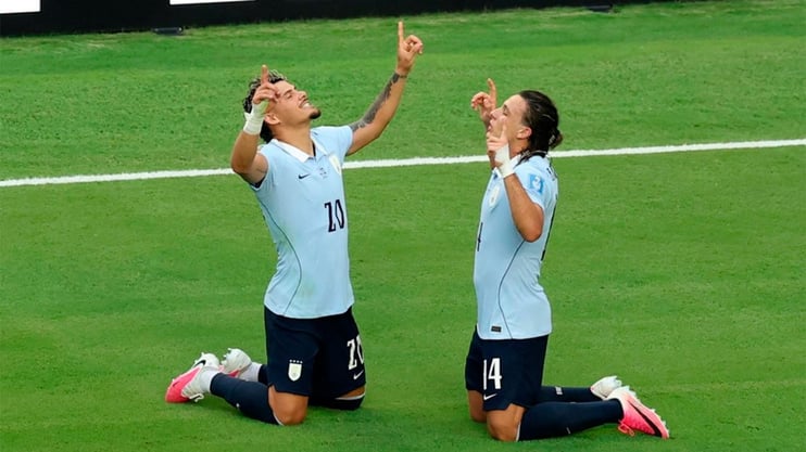Uruguay festeja su gol contra cabo verde