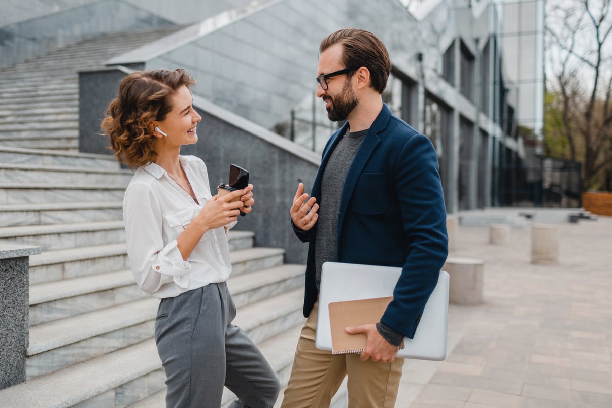 atractiva-pareja-hombre-mujer-hablando-centro-urbano-ciudad