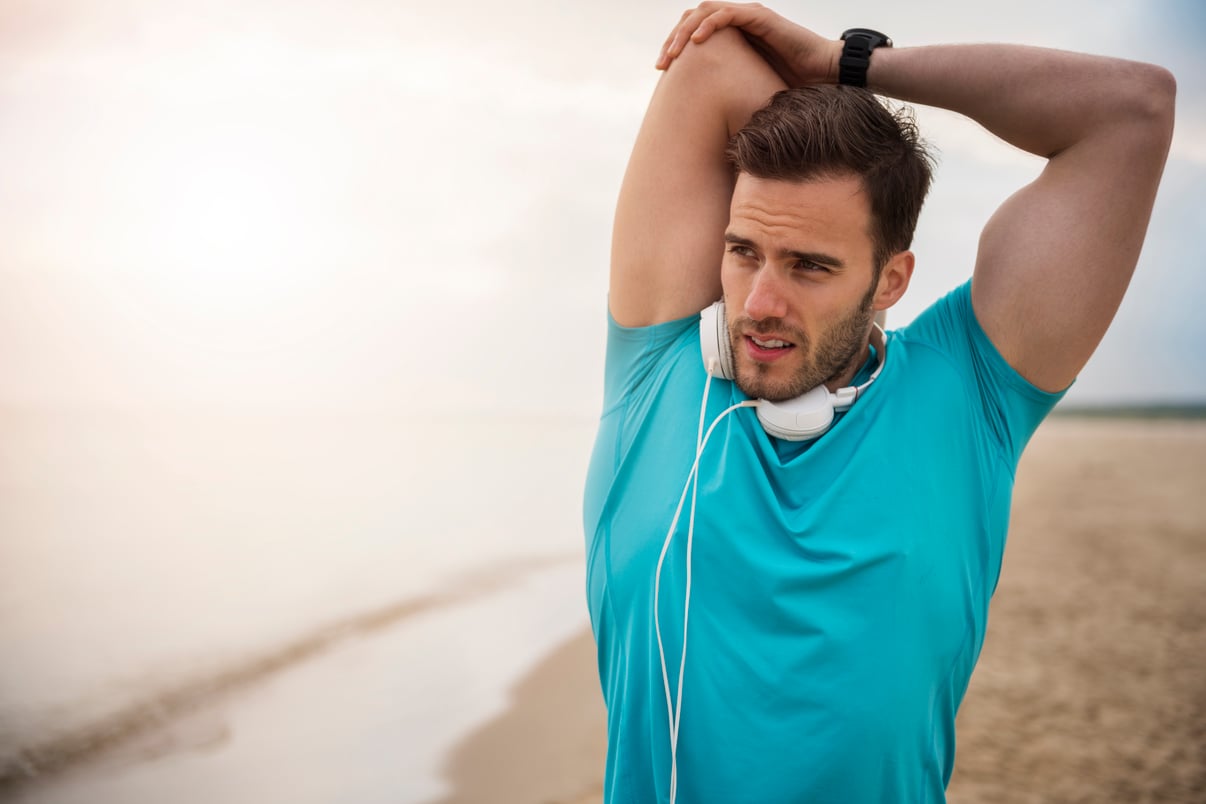 cerca-persona-joven-forma-jogging-mar