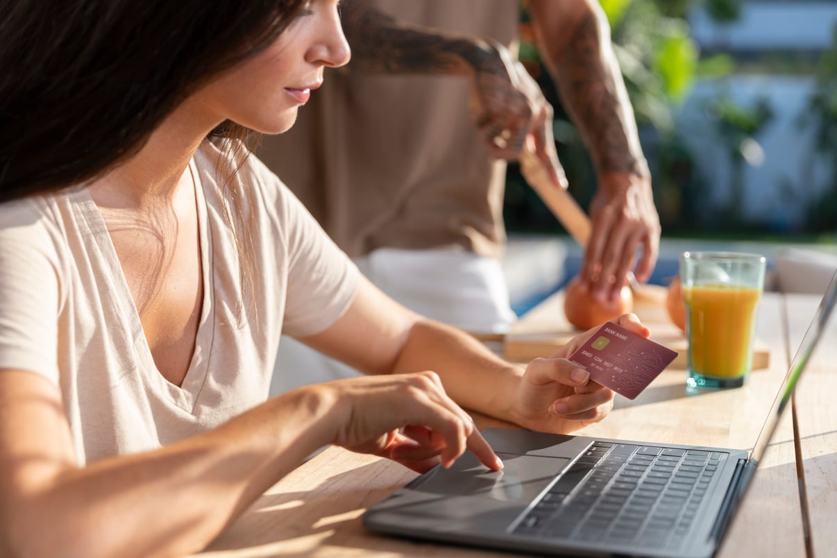 cerrar-persona-que-hace-compras-linea