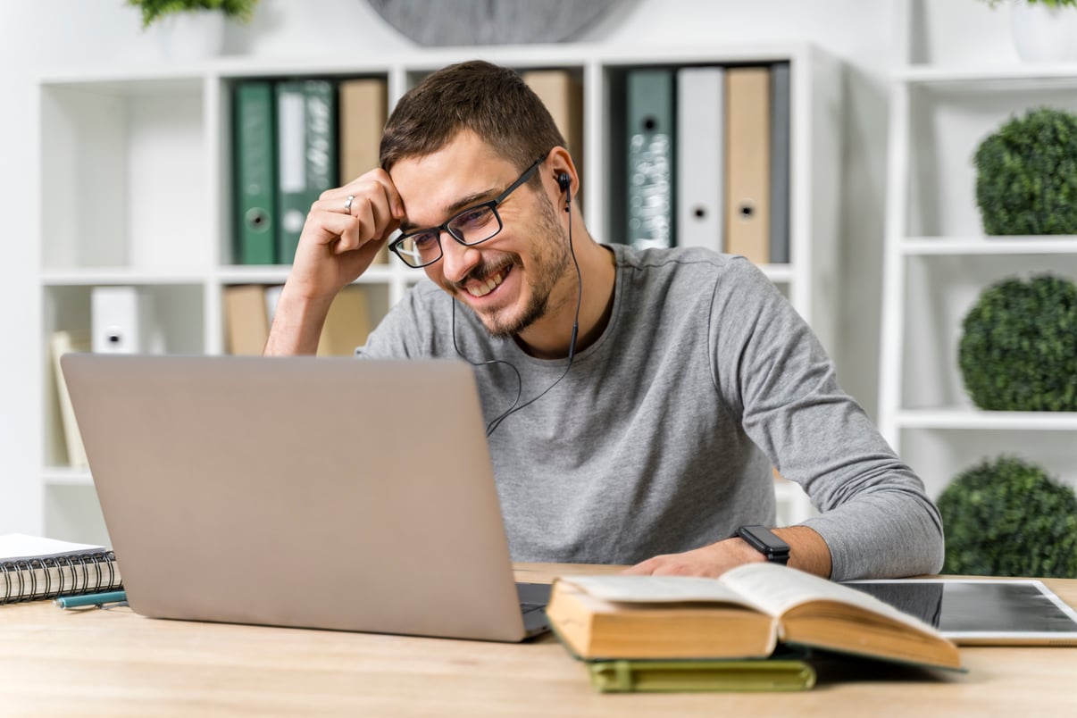 chico-sonriente-tiro-medio-estudiando-su-computadora-portatil-1