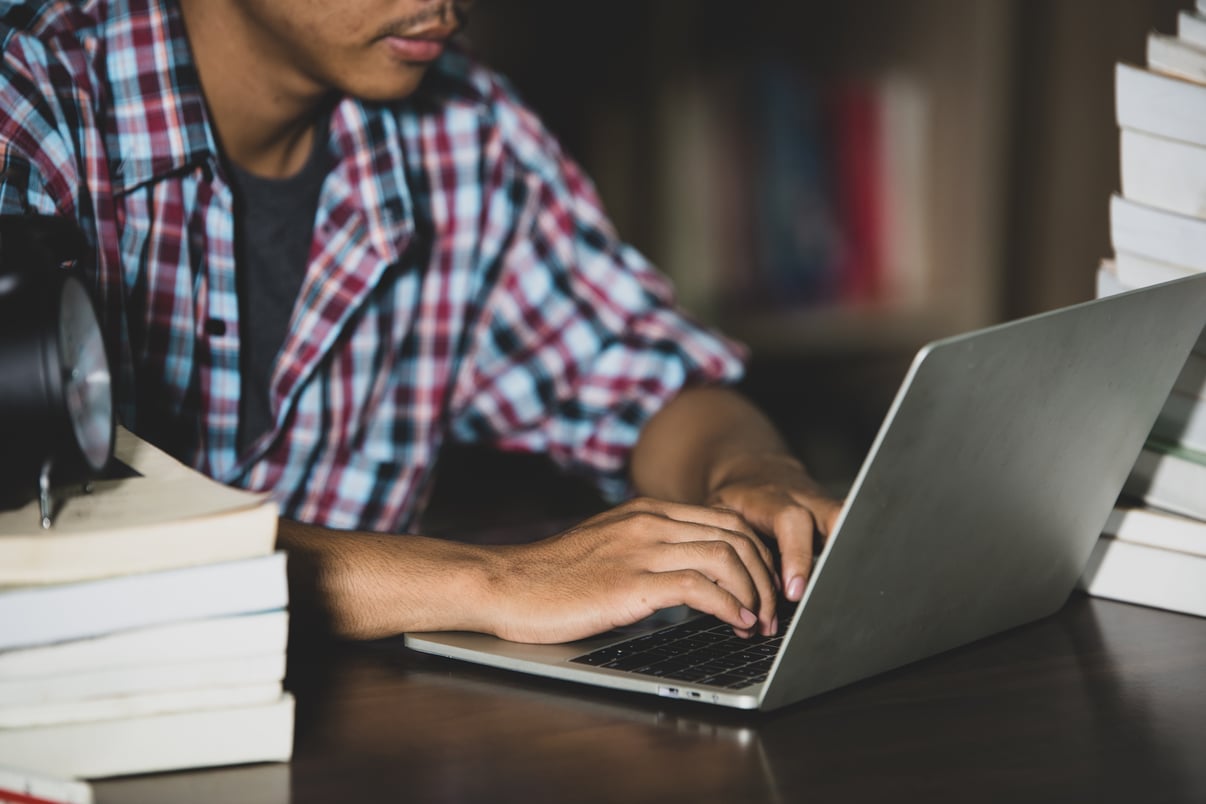 concepto-aprendizaje-cerrar-estudiante-usando-computadora-portatil-biblioteca
