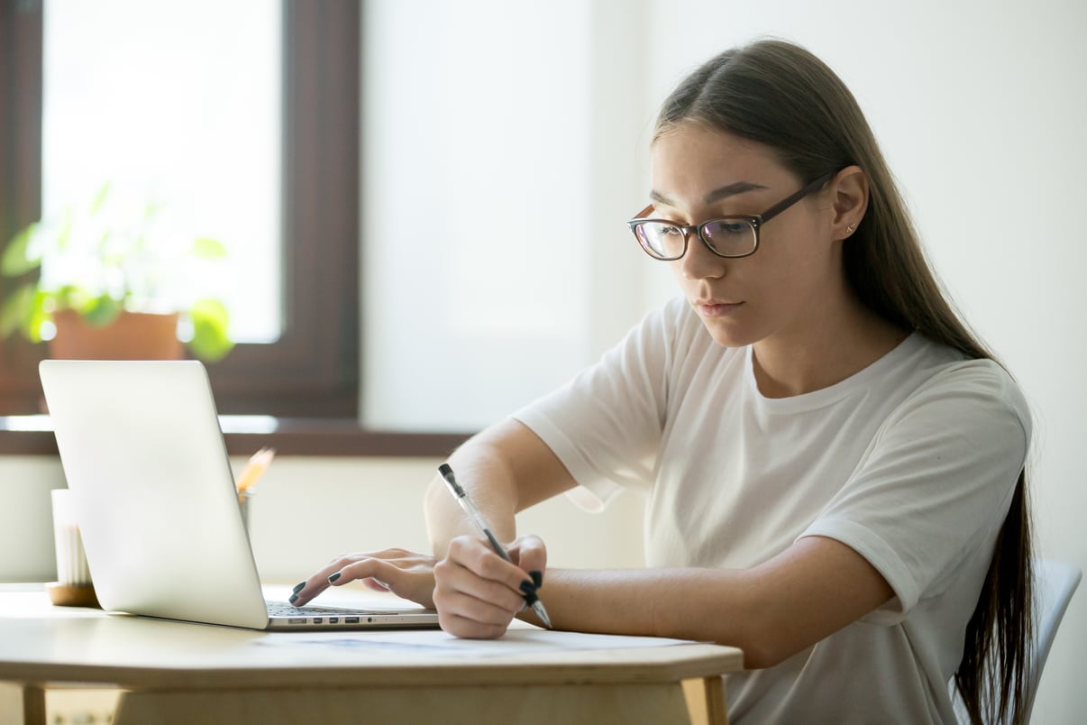 estudiante-serio-que-trabaja-computadora-portatil-que-prepara-examenes