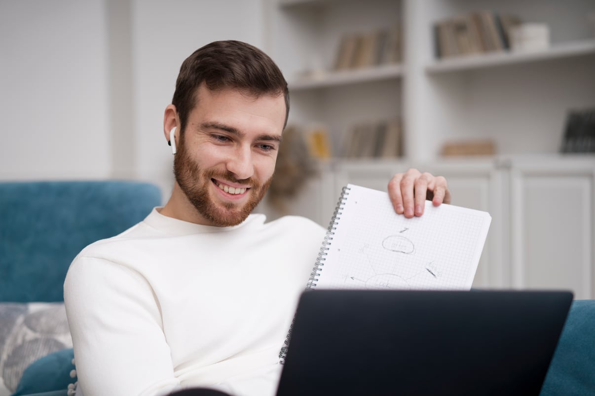 hombre-tomando-cursos-e-leraning