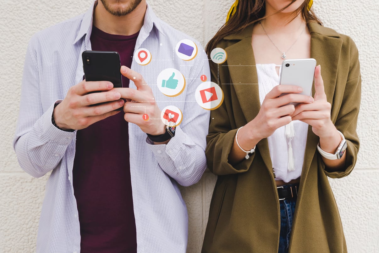 iconos-notificacion-movil-hombre-mujer-usando-telefono-celular