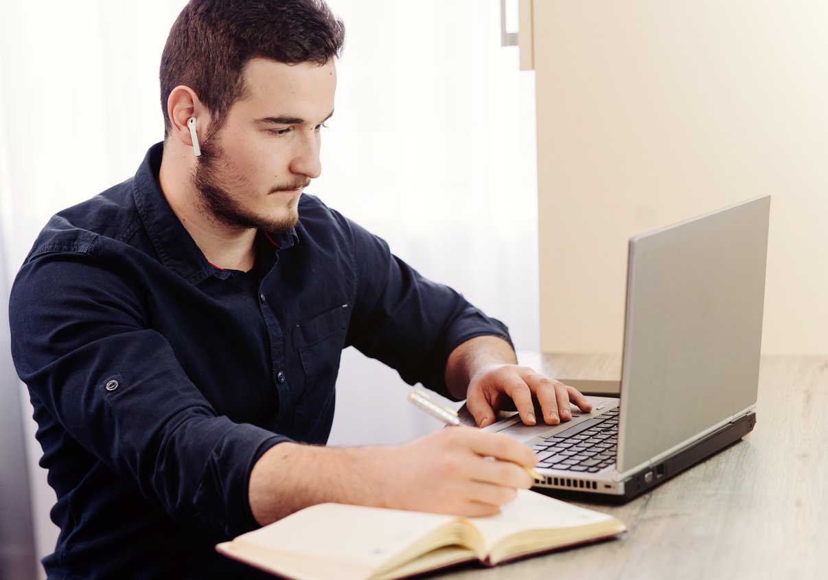 joven-empresario-trabajando-computadora-forma-remota
