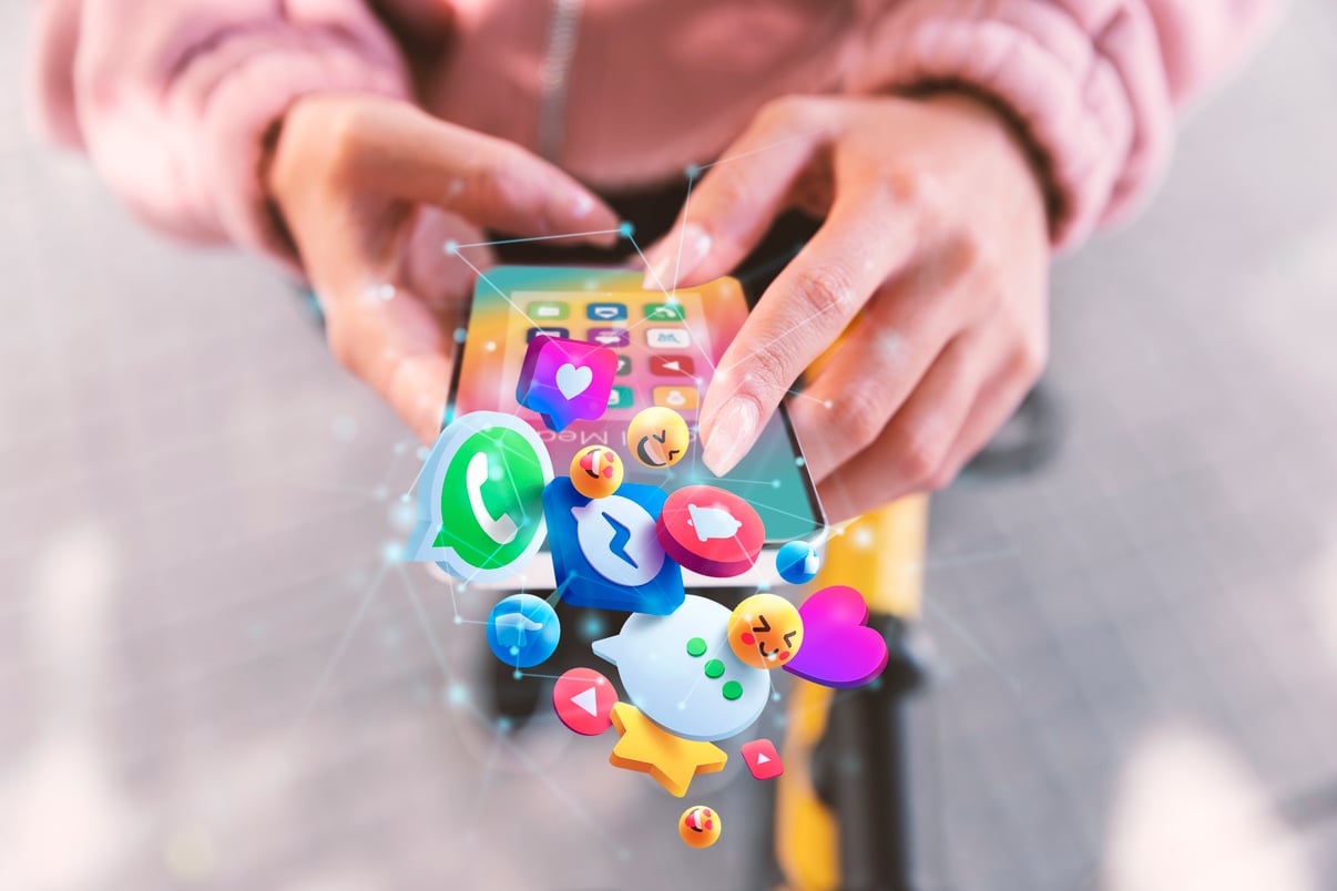 manos-sosteniendo-concepto-redes-sociales-telefonos-inteligentes