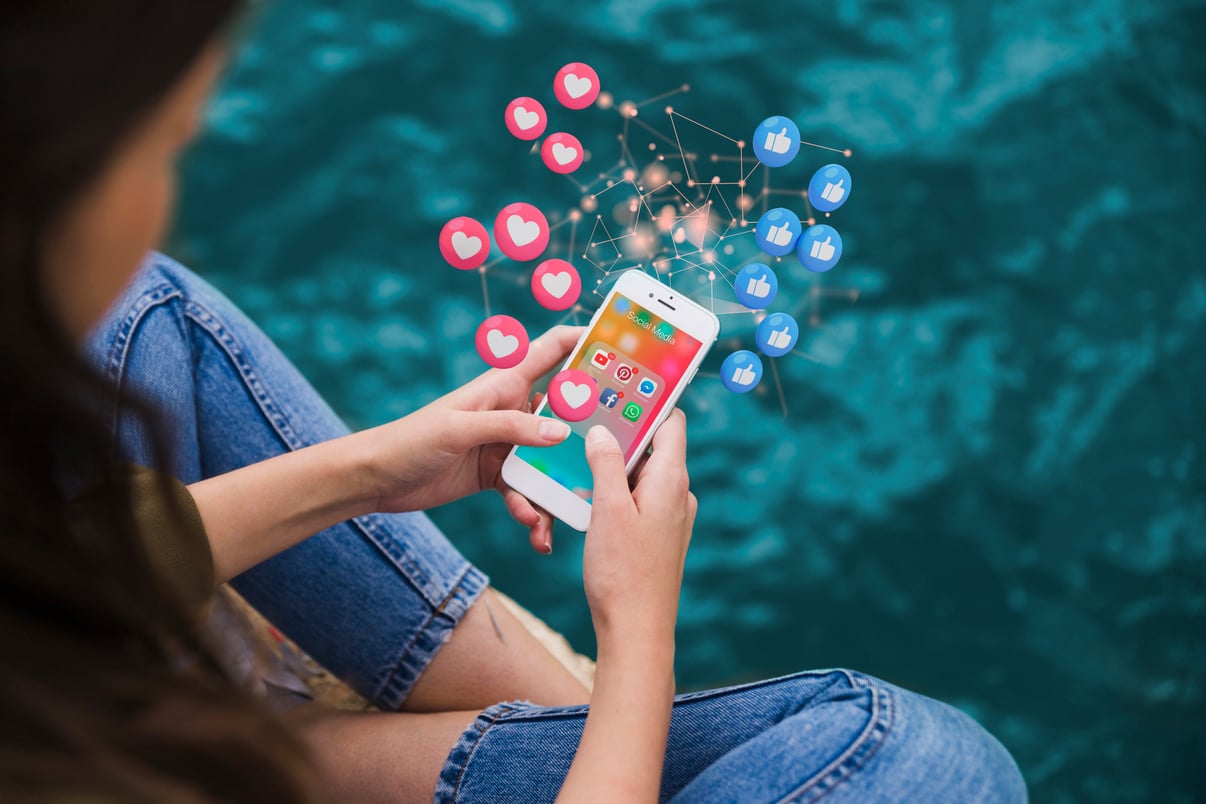 mujer-alto-angulo-telefono-inteligente