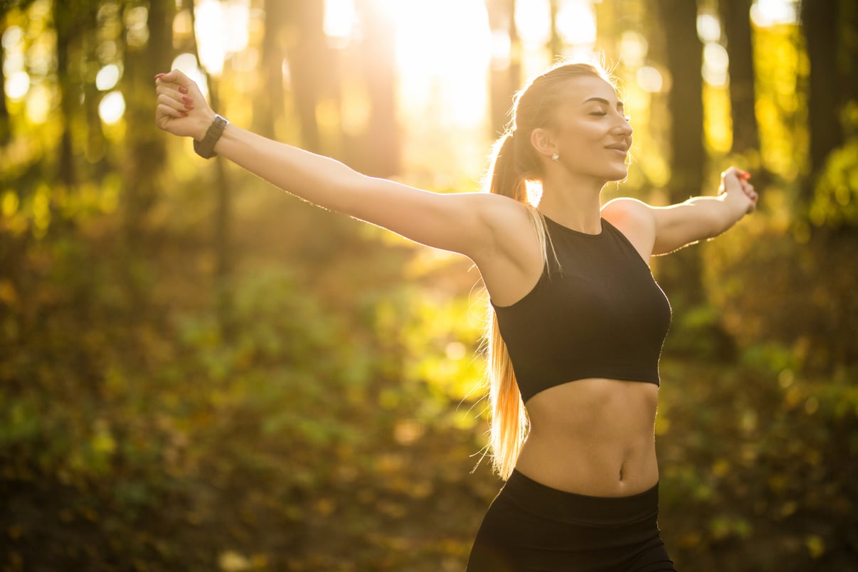 mujer-bonita-deporte-haciendo-ejercicios-yoga-parque