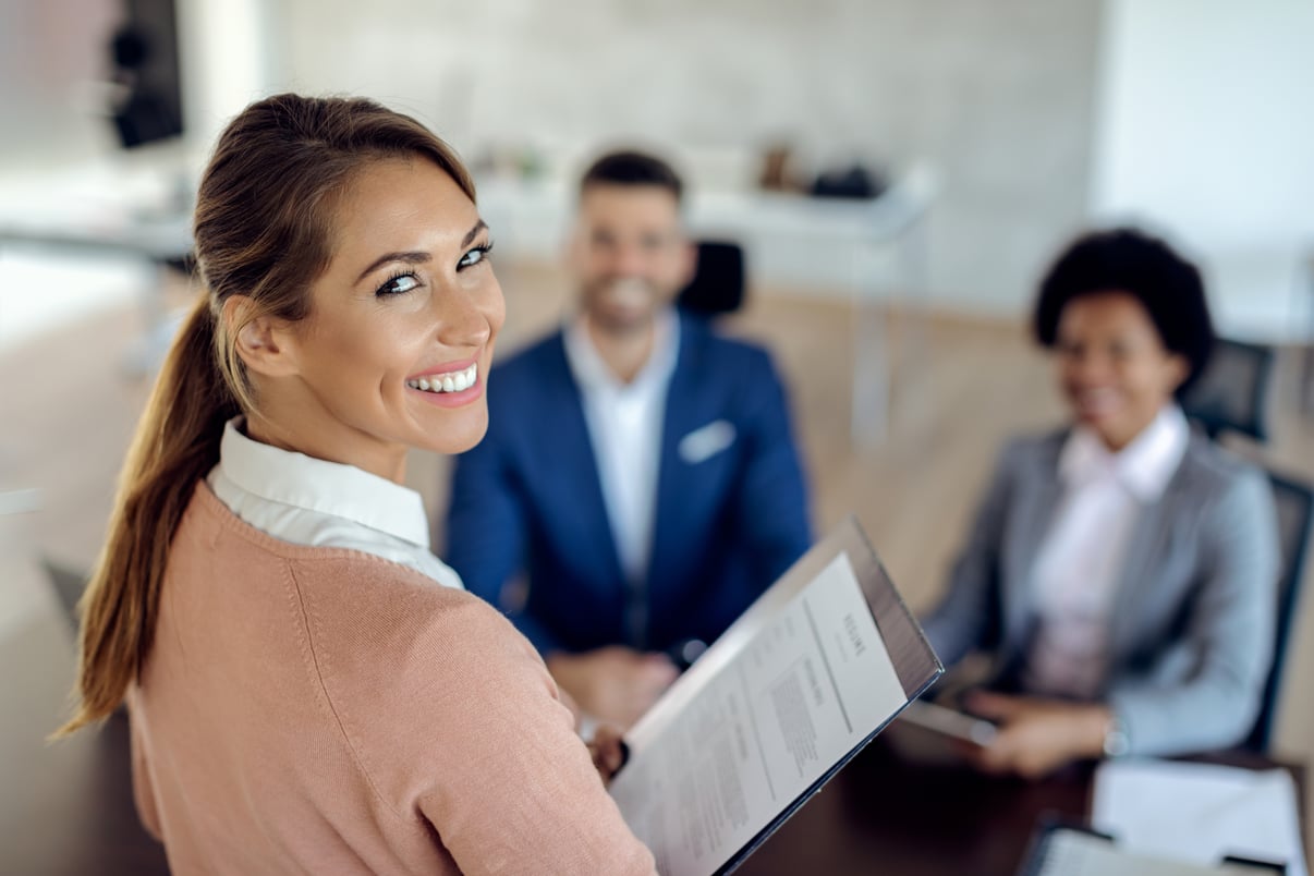 mujer-feliz-joven-que-tiene-entrevista-trabajo-oficina
