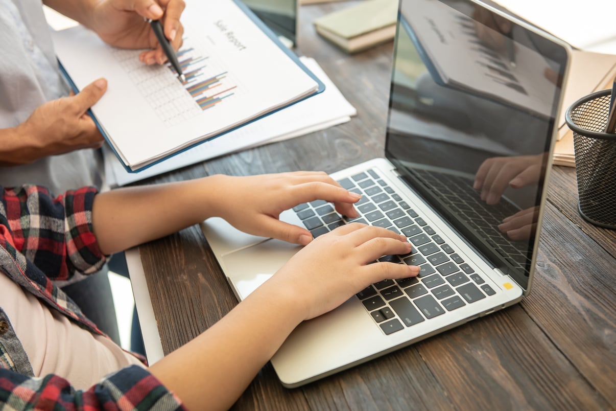 mujer-negocios-escribiendo-computadora-portatil-lugar-trabajo-mujer-que-trabaja-teclado-mano-oficina