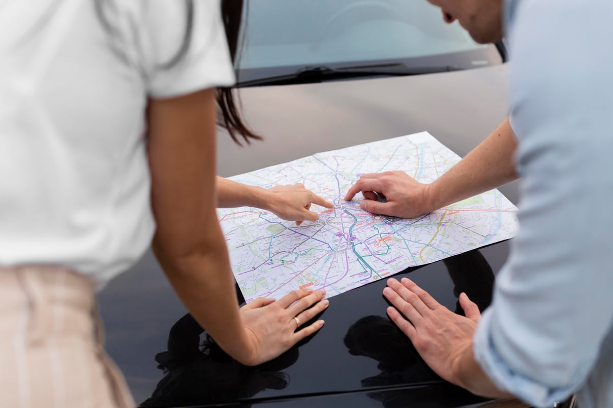 pareja-joven-primer-plano-comprobando-mapa-local-juntos