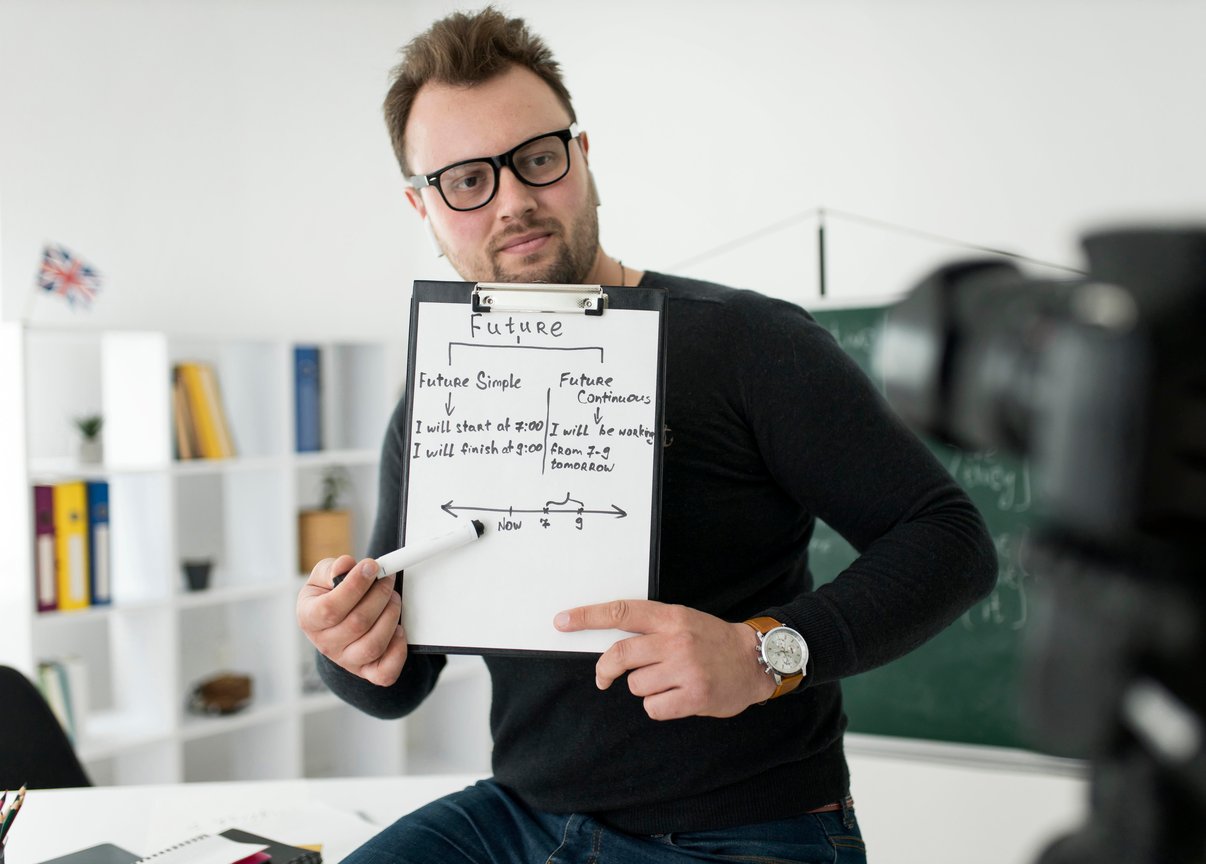 profesor-masculino-haciendo-leccion-ingles-linea-sus-alumnos