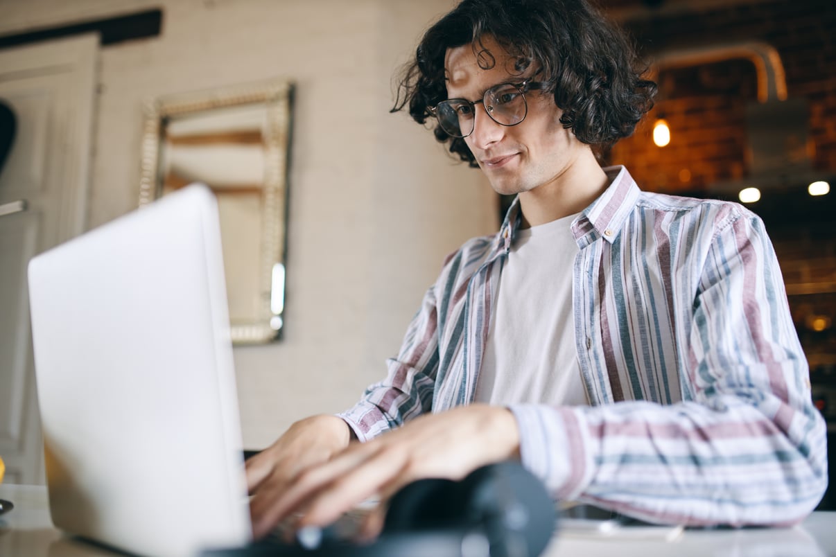 programador-informatico-experto-joven-gafas-escribiendo-computadora-portatil-codigo-prueba